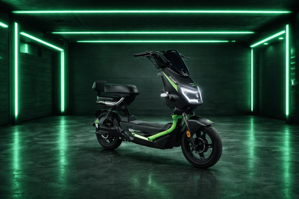 ciclomotor selibike en garage con luces led verdes